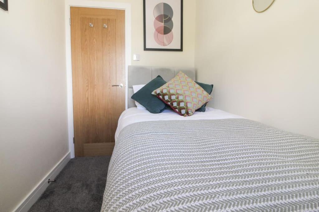 Modern 3 Bed, Contractors Welcome, Bradford Esterno foto