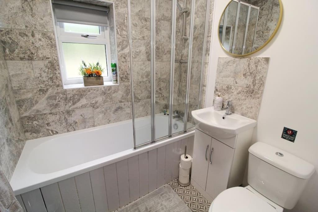 Modern 3 Bed, Contractors Welcome, Bradford Esterno foto