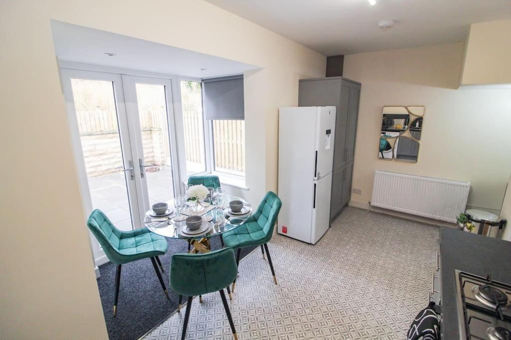 Modern 3 Bed, Contractors Welcome, Bradford Esterno foto