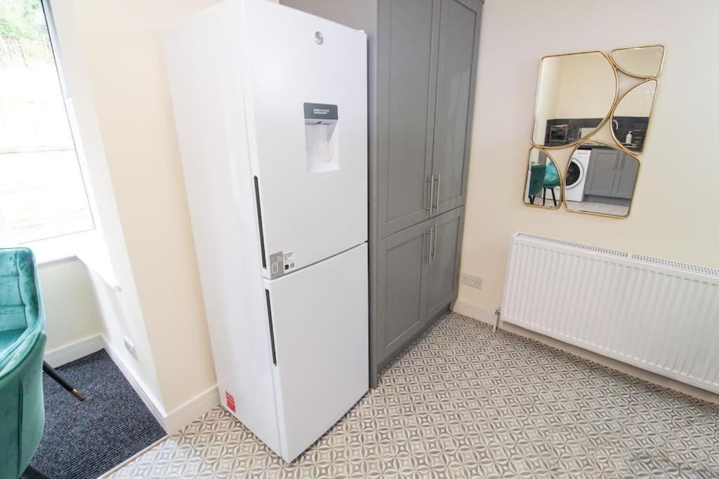 Modern 3 Bed, Contractors Welcome, Bradford Esterno foto