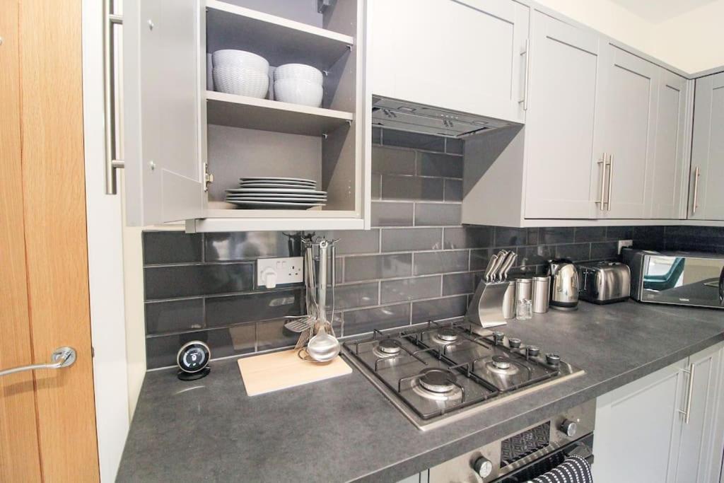 Modern 3 Bed, Contractors Welcome, Bradford Esterno foto