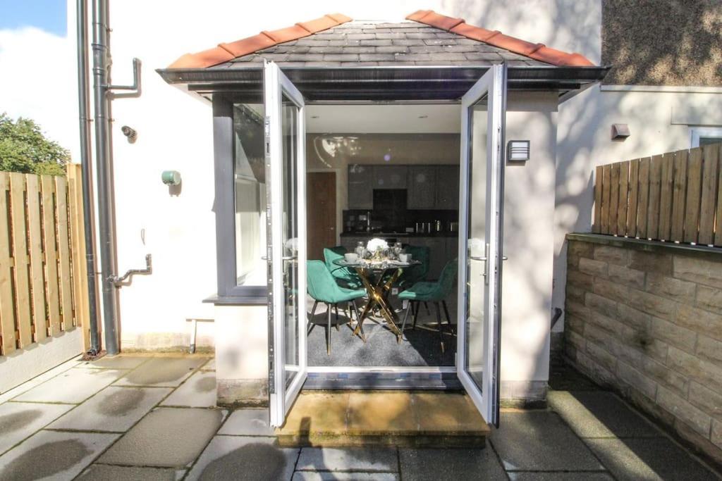 Modern 3 Bed, Contractors Welcome, Bradford Esterno foto