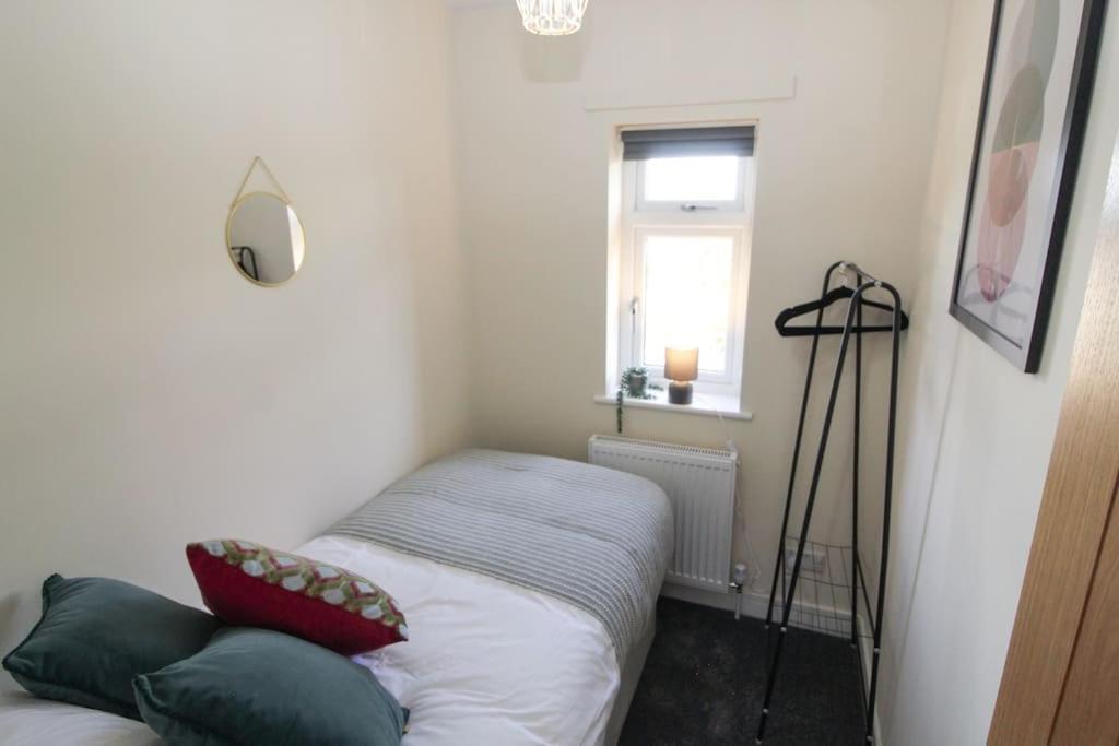Modern 3 Bed, Contractors Welcome, Bradford Esterno foto