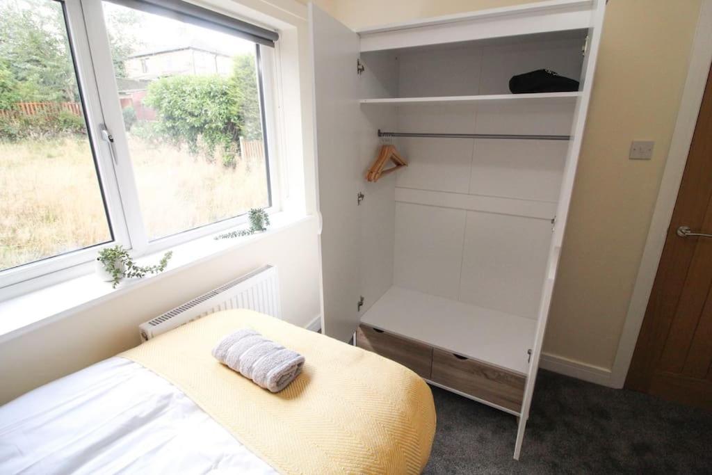 Modern 3 Bed, Contractors Welcome, Bradford Esterno foto